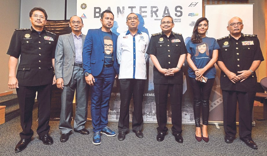 MENTERI Komunikasi dan Multimedia, Datuk Seri Dr Salleh Said Keruak (tengah) bersama Ketua Pesuruhjaya SPRM Datuk Dzulkifli Ahmad (tiga dari kanan), Ghaz (tiga dari kiri) dan Sangeeta pada Majlis Pelancaran Drama Bersiri 'Banteras'.