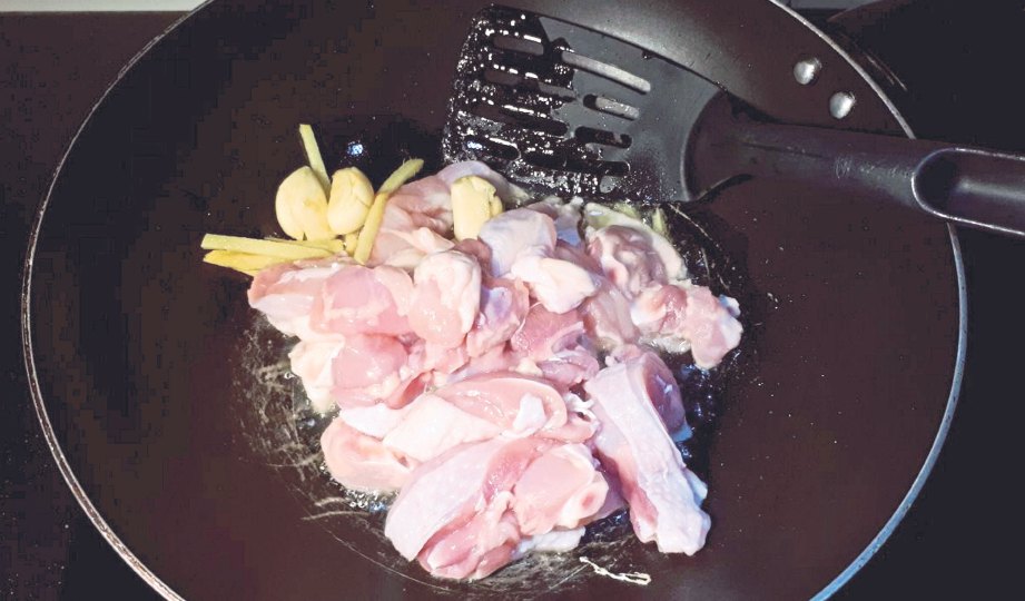 3. MASUKKAN ayam yang dipotong dan tutup kuali seketika.