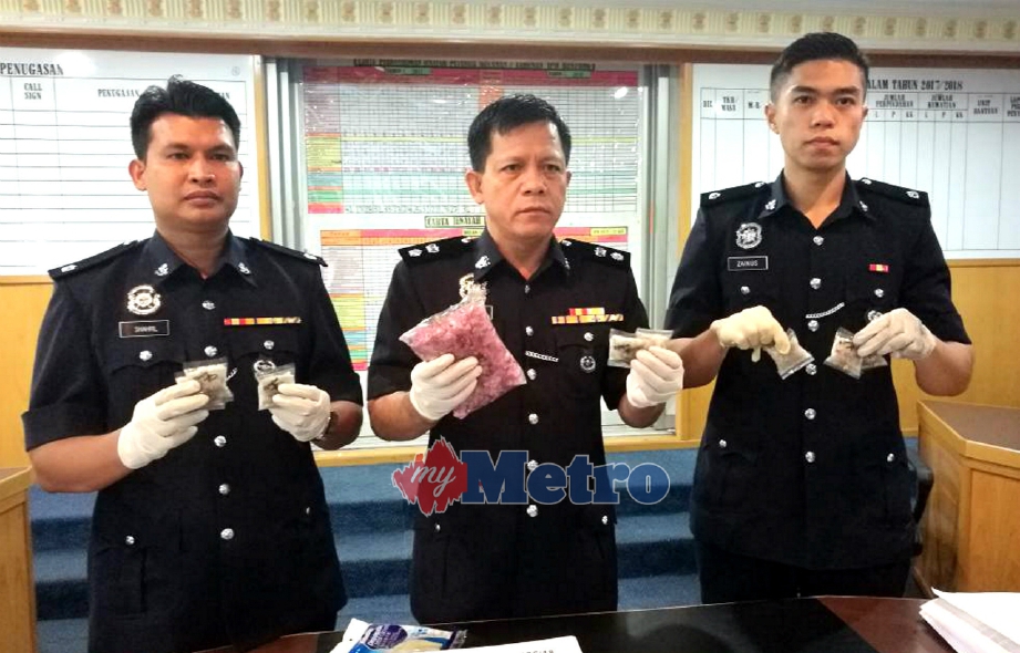 YUSUF (tengah) bersama pegawainya menunjukkan dadah dirampas daripada seorang lelaki cuba melarikan diri dalam sekatan jalan raya di Jalan Temelong, Bentong. FOTO ihsan polis 