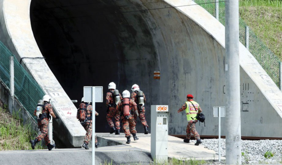 ANGGOTA penyelamat memasuki Terowong Berkembar Bukit Berapit ketika latihan ERP di Kuala Kangsar.