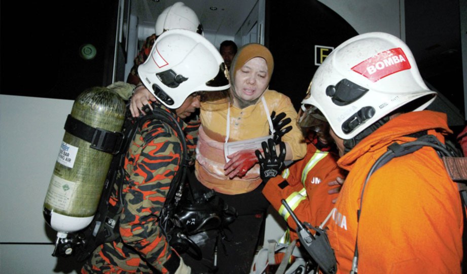 ANGGOTA penyelamat memapah seorang penumpang yang ‘tercedera’.