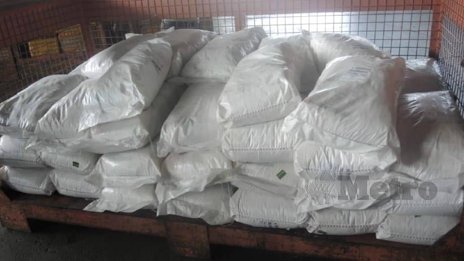 Antara guni beras yang dirampas kastam di gudang kargo LTAK Ahad lalu. FOTO Ihsan Kastam