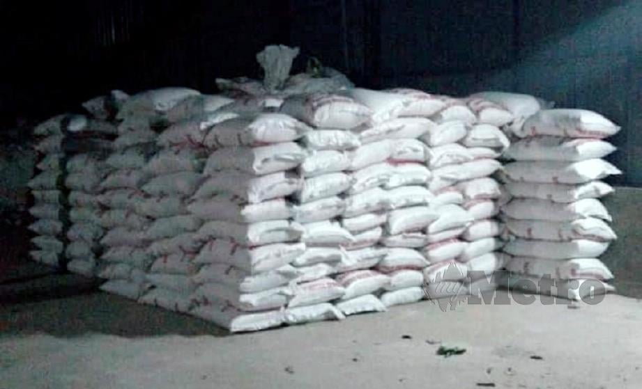 ANTARA beras seludup yang dirampas. FOTO Ihsan PGA 