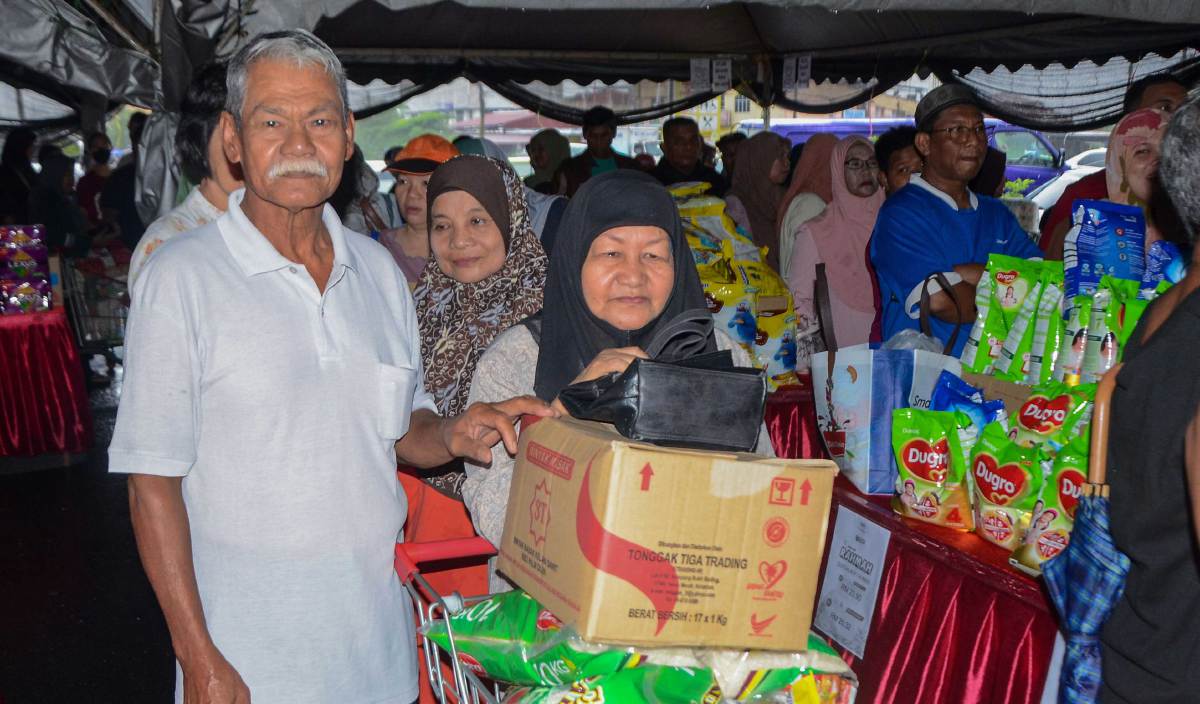ORANG ramai tidak melepaskan peluang mendapatkan barangan keperluan harian pada Program Jualan Rahmah di Dataran Durian Kampung Jelatok. FOTO BERNAMA 