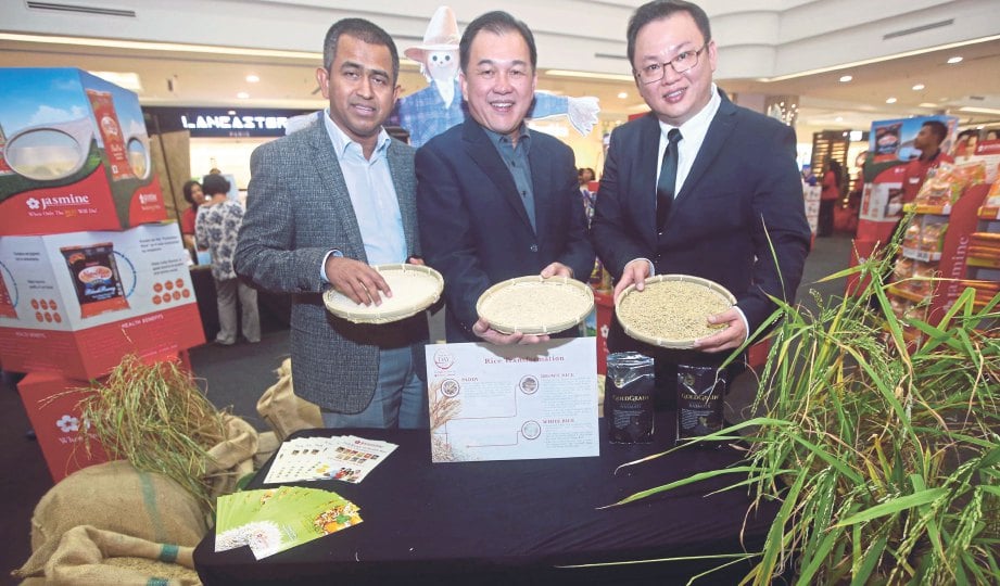 (DARI kiri) Abdul Karim, Lim dan Wong melancarkan Hari Beras untuk rakyat Malaysia.
