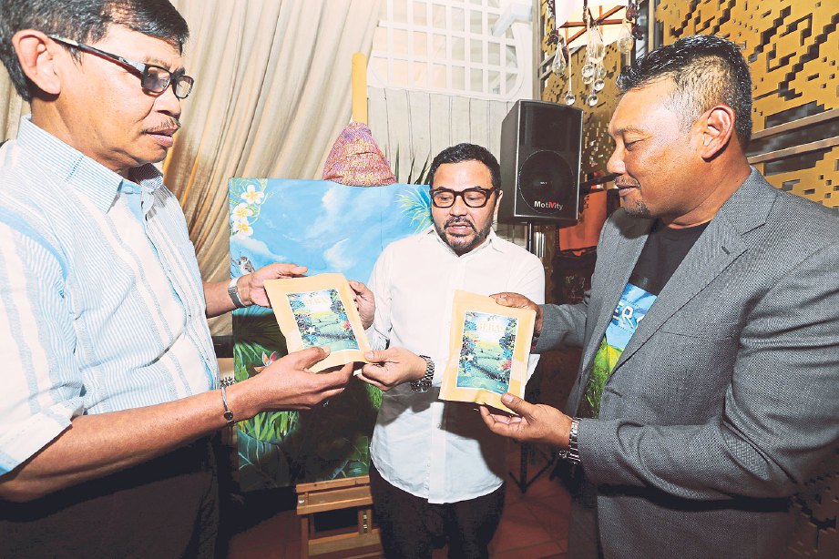 DARI kiri Dr Zainal Abidin, Cef Adu dan Mohamad menunjukkan beras wangi MRQ76.