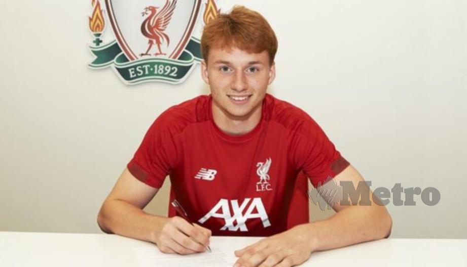 VAN Den Berg menandatangani kontrak bersama Liverpool. - FOTO Agensi