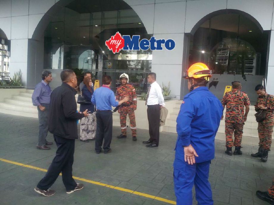 Anggota Angkatan Pertahanan Awam Malaysia (APM) dan bomba membantu pergerakan kakitangan dan orang ramai yang mengosongkan bangunan di Menara LHDN akibat kejadian gempa bumi 6.4 skala Richter yang berlaku di Sumatera. FOTO ihsan APM Johor 