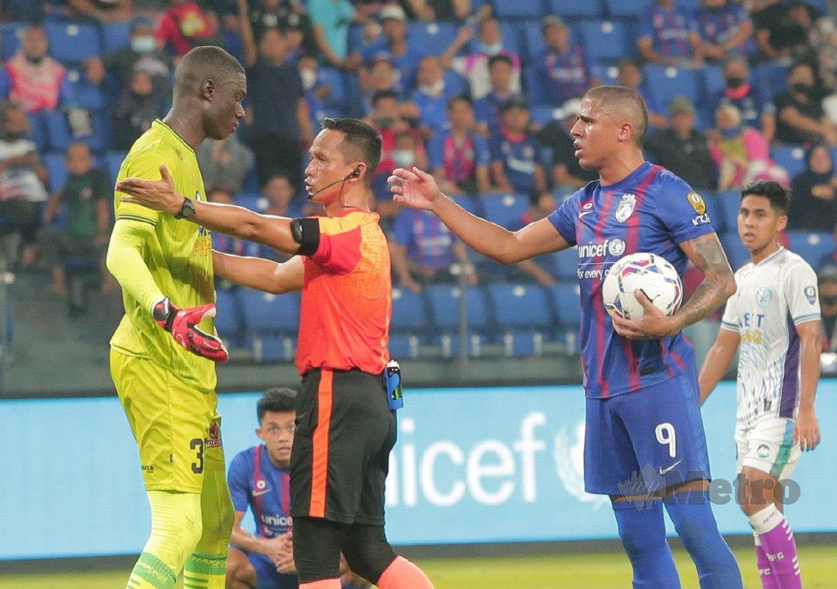 PENYERANG JDT, Bergson Da Silva (kanan) bertikam lidah dengan penjaga gol Sri Pahang FC, Mamadou Samassa (kiri) ketika JDT mendapat tendangan penalti. FOTO NUR AISYAH MAZALAN