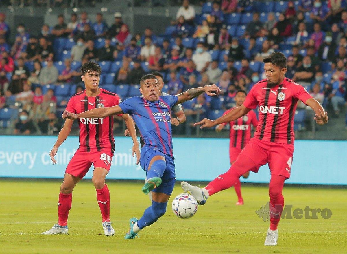 PENYERANG JDT, Bergson Da Silva (tengah) menjaringkan dua gol untuk membolehkan pasukannya menewaskan PJ City FC 4-0 di Stadium Sultan Ibrahim, malam ini. FOTO NUR AISYAH MAZALAN