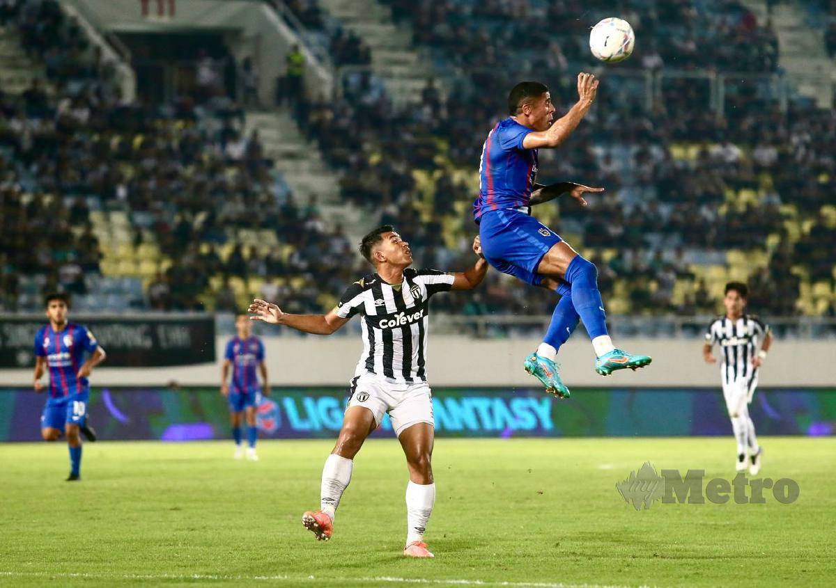 PEMAIN Terengganu FC,  Shahrul Nizam (kiri) berebut bola dengan penyerang JDT Bergson Da Silva, pada perlawanan Liga Super di Stadium Sultan Mizan Zainal Abidin. FOTO GHAZALI KORI