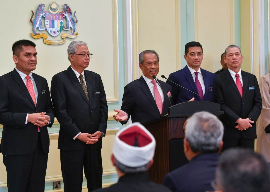 MUHYIDDIN (tengah) pada sidang media selepas mempengerusikan Mesyuarat Kabinet di Bangunan Perdana Putra hari ini. FOTO BERNAMA