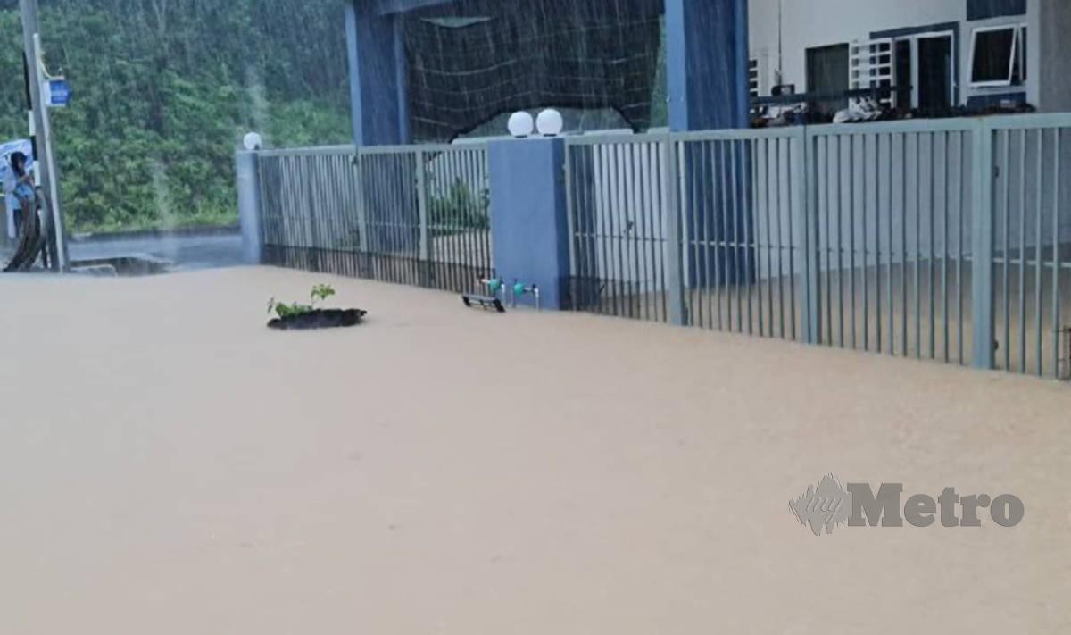 Hujan yang turut lebat awal petang tadi menyebabkan rumah penduduk dilanda banjir kilat dekat Taman Bernam Perdana, dekat sini- Foto NSTP/Ihsan pembaca