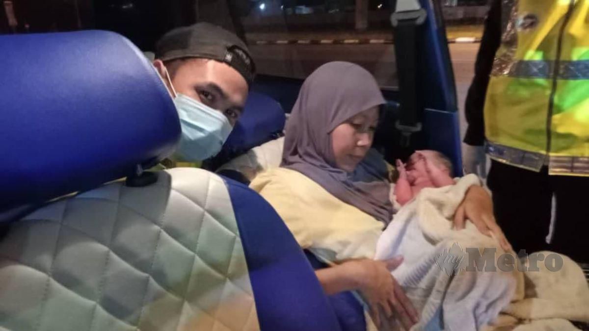 Nurul Shafina bersama suami,Nelson Minan selepas selepas melahirkan bayi perempuan di dalam kereta ketika Sekatan Jalan Raya(SJR) di Expressway Kuching - Samarahan malam tadi. FOTO NORSYAZWANI NASRI
