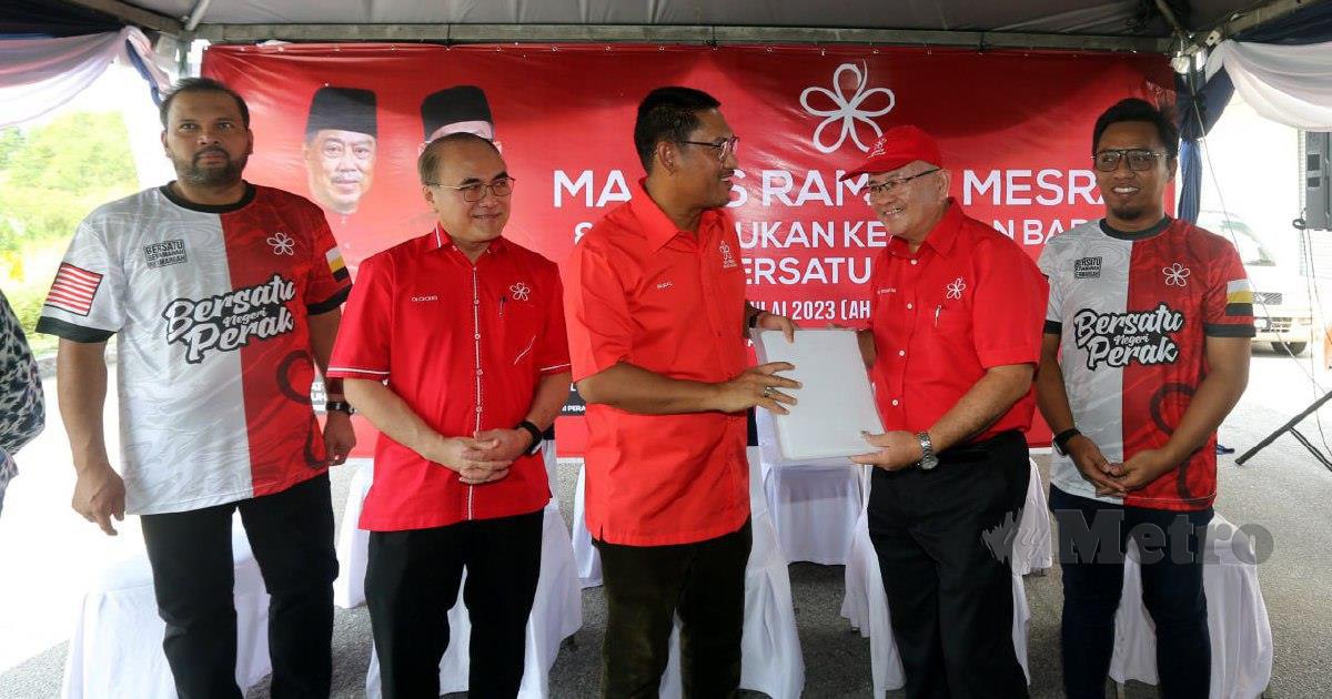 AHMAD Faizal (tengah) menerima borang permohonan keahlian  Bersatu daripada Prof Dr Richard Ng pada Majlis Ramah Mesra dan Kemasukan Ahli Baru Bersatu Perak di Perkarangan Pejabat Bersatu Perak. FOTO L Manimaran