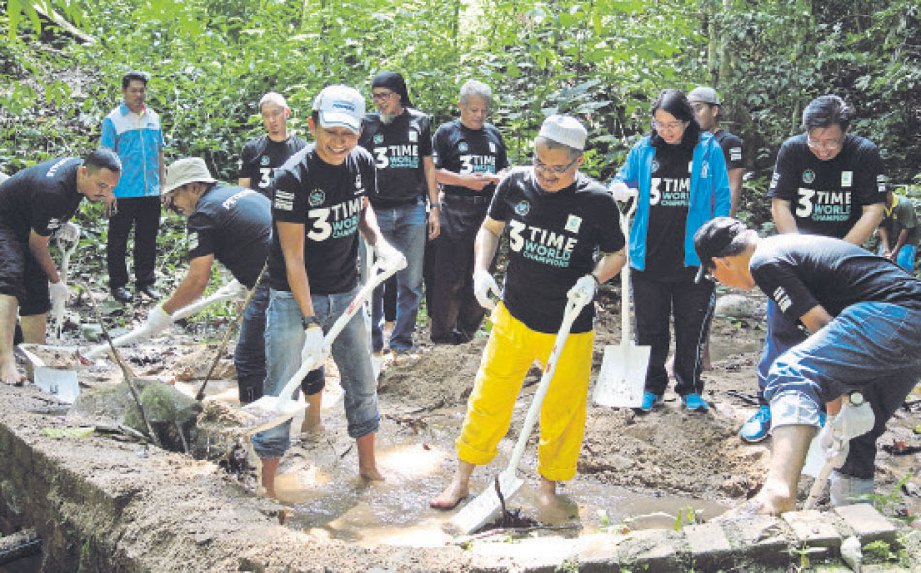 KAKITANGAN PDB dan ahli Persatuan Pencinta Alam Malaysia membersihkan empangan Sungai Pertang yang dijadikan sebagai kawasan tadahan bekalan air.