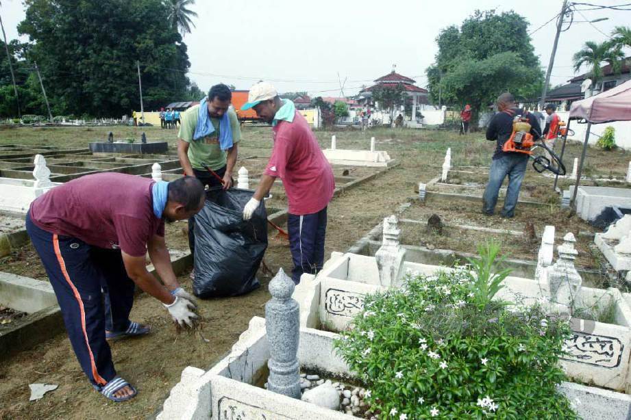 PROGRAM gotong-royong amal komuniti membersih kubur di Tanah Perkuburan Islam Tok Kenali, Kubang Kerian. FOTO Zaman Huri Isa