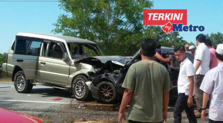 Keadaan kenderaan yang terbabit dalam kemalangan di Kilometer 82 Jalan Pantai Kuala Terengganu-Kampung Raja di Kampung Gong Batu, Setiu, hari ini. FOTO Nurul Fatihah Sulaini