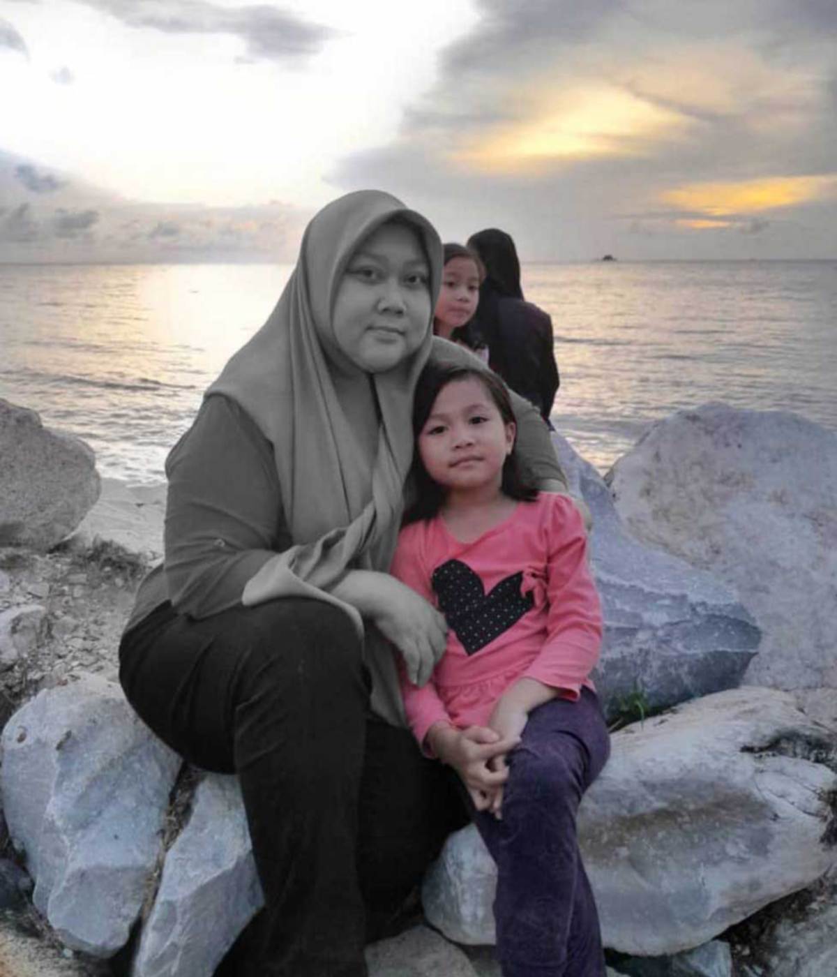 GAMBAR kenangan Nur Faiha Arissa  bersama ibunya, Tunku Nur’Ain. FOTO Ihsan Mohd Firdaus Mustaji