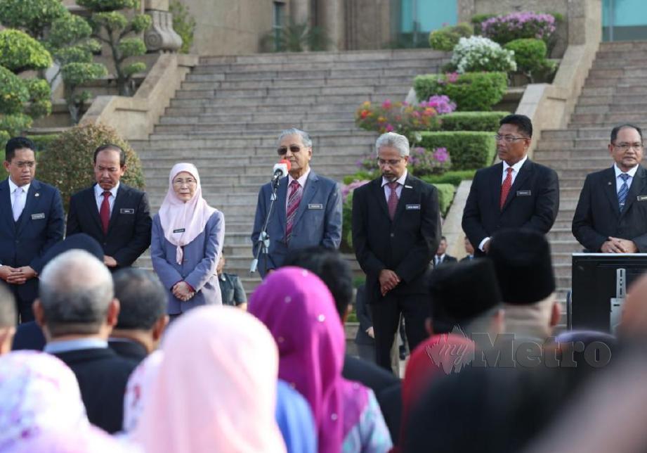 DR Mahathir berucap pada perhimpunan bulanan Jabatan Perdana Menteri. Turut hadir, Timbalannya Datuk Seri Dr Wan Azizah Wan Ismail di Dataran Putra, Putrajaya. FOTO Ahmad Irham Mohd Noor
