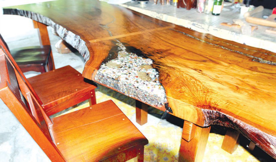 MEJA dan kerusi dihasilkan daripada kayu balak.