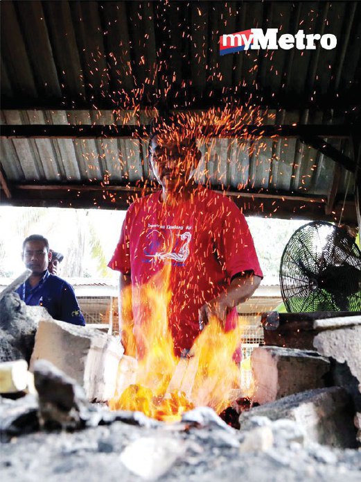 ABD Ghani menggunakan kaedah tradisional untuk membakar besi bagi menghasilkan keris.