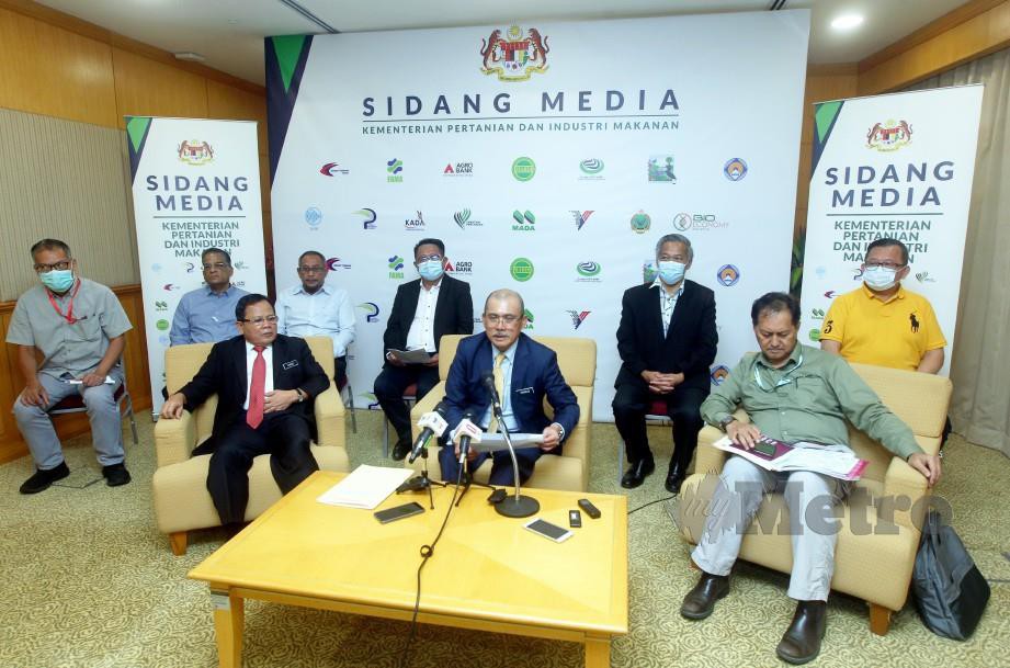 RONALD  Kiandee  ketika sidang media selepas mesyuarat bersama pihak industri di Putrajaya. FOTO MOHD FADLI HAMZAH