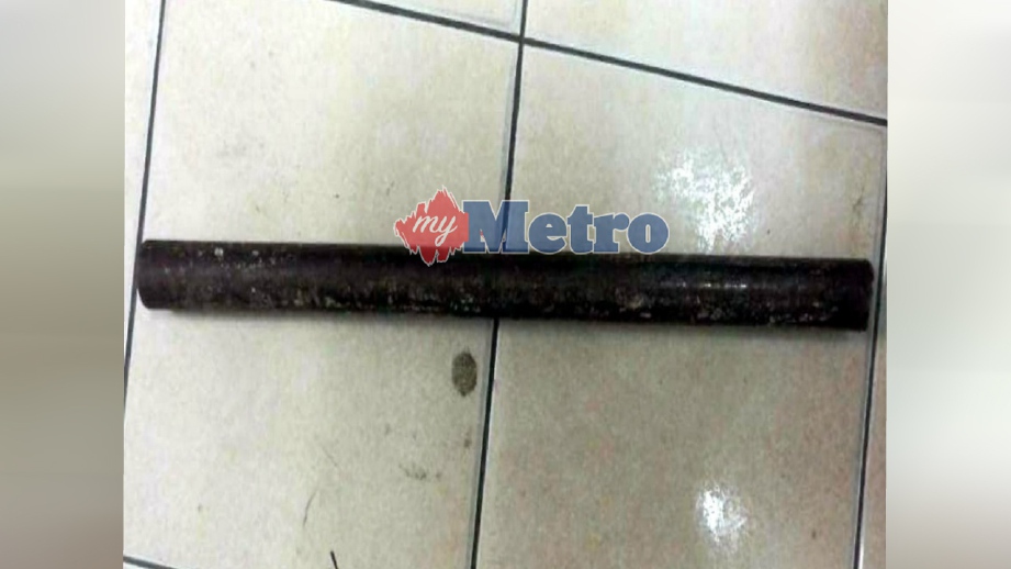 PAIP besi yang digunakan suspek untuk memukul seorang lelaki dalam kejadian di Terminal Bas Kalansanan, Inanam, Kota Kinabalu, kelmarin. FOTO Ihsan PDRM