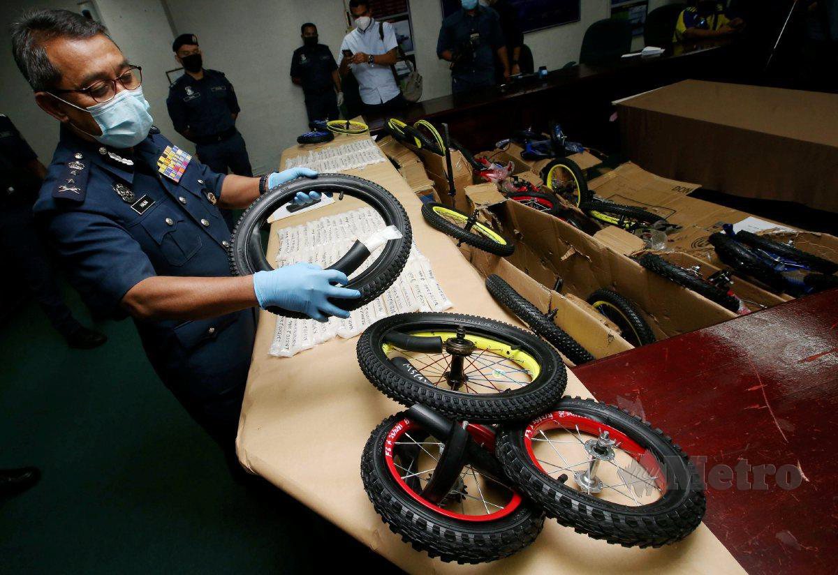 ABDUL Halim menunjukkan rampasan dadah yang disembunyikan dalam tayar basikal di Kompleks Pencegah Jabatan Kastam Diraja Malaysia (JKDM) Pulau Pinang, Perai di sini. FOTO Danial Saad