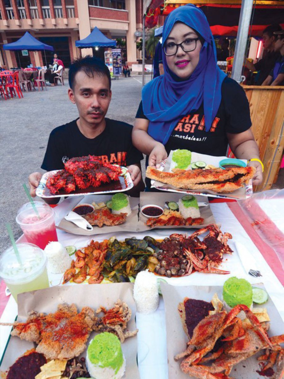 NUR Saidah dan Mohd Zaharudin bersama hidangan ‘gergasi’ yang ditawarkan kepada pelanggan.