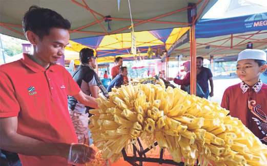 MOHD Faizal Mohd Salleh  menjual nangka madu. 