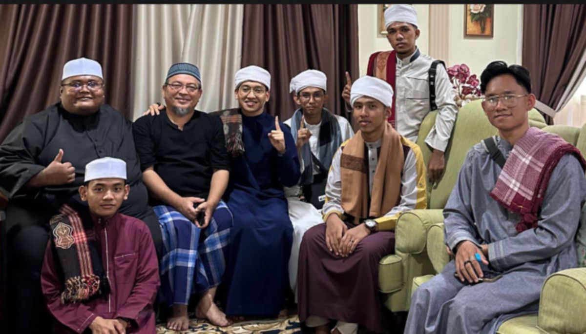 MUHAMMAD Shafiqal (duduk atas kiri) bersama rakan dan bapa rakannya.FOTO Ihsan Muhamamd Shafiqal Mat Sukri