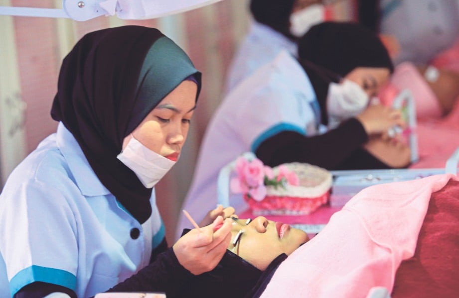PELAJAR KVERT melakukan praktikal di kelas cosmetology , Kolej Vokasional ERT Setapak . FOTO Mohd Yusni Ariffin