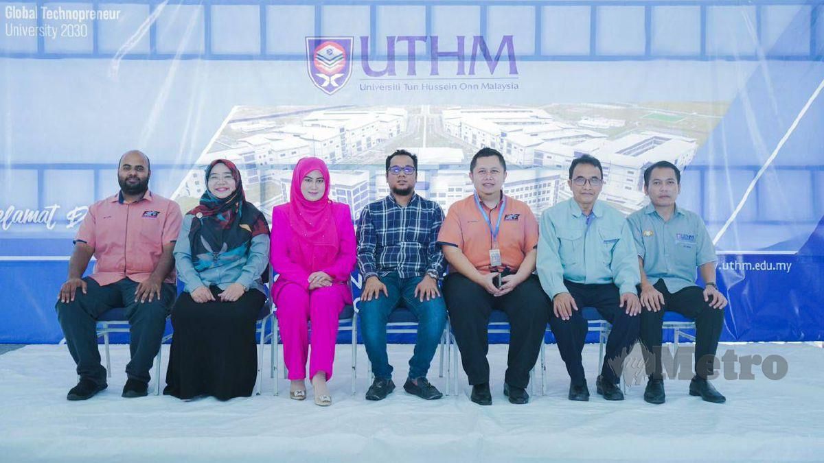 Nur Bashirah (baju merah jambu) bersama barisan penyelidik UTHM yang terbabit dengan R&D dijalankan.