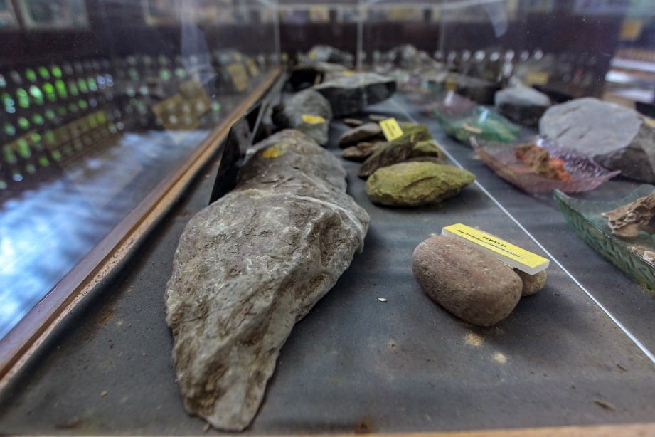 PELBAGAI batu yang dikatakan menjadi peralatan manusia prasejarah yang pernah menghuni di Gua Bewah.