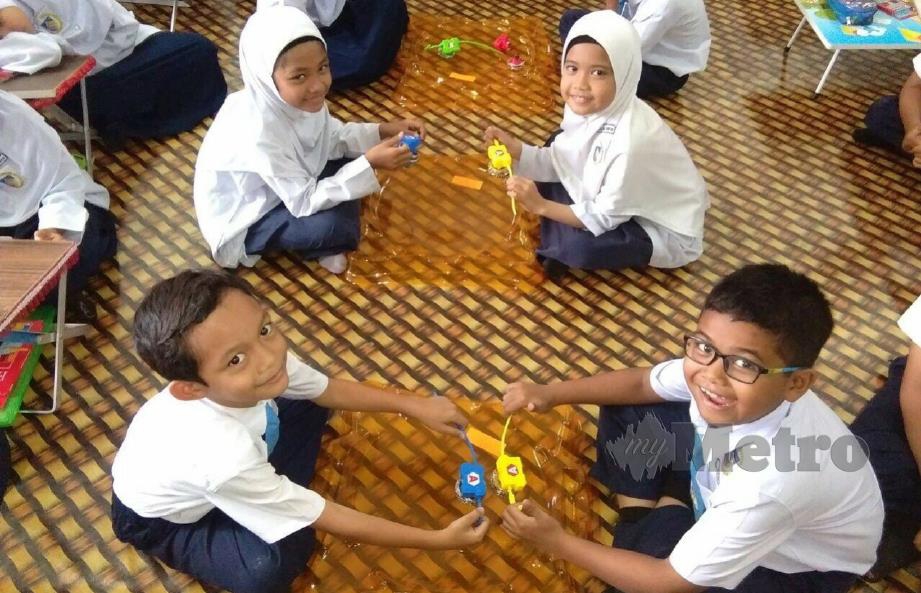 MURID teruja kerana dapat bermain beyblade di dalam kelas Bahasa Arab. FOTO ihsan Mohamad Syahmi Harun.