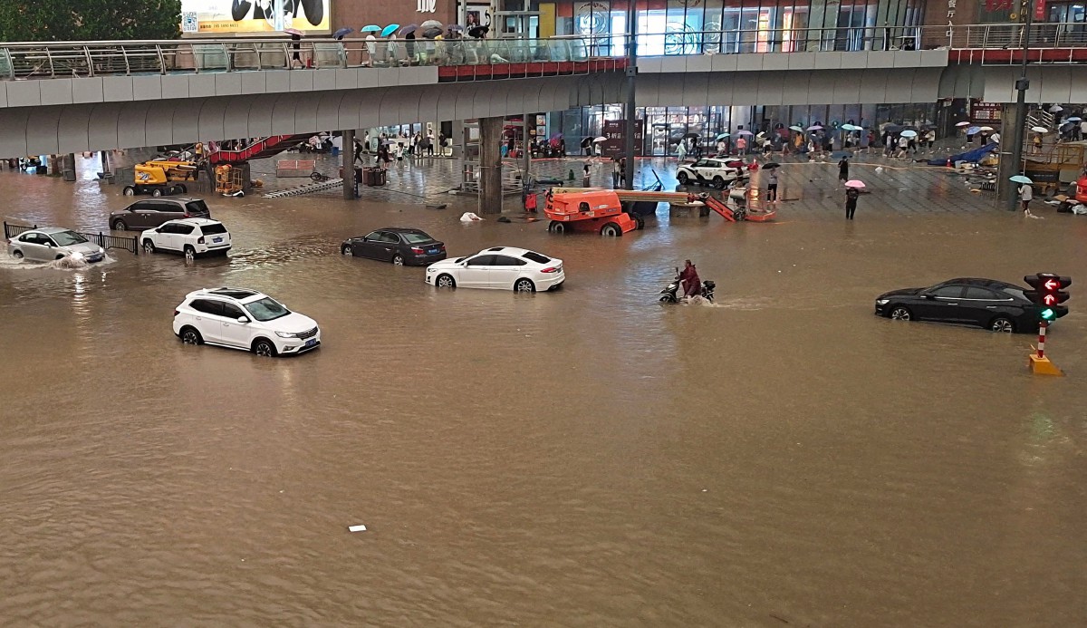 KEADAAN banjir di bandar Zhengzhou, Henan selepas hujan lebat. FOTO AFP.