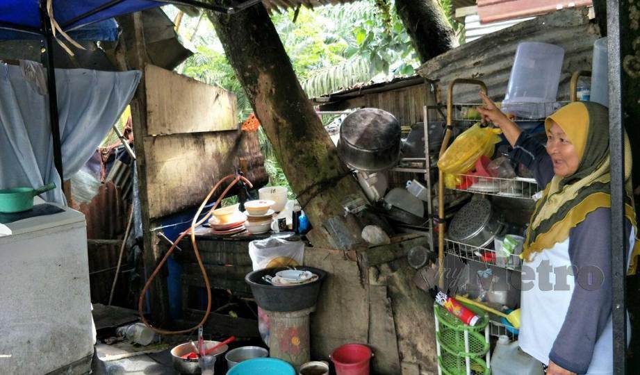 MEK Som dan keluarga tinggal di bangsal uzur di Cabang Tiga Jalan Aring, Gua Musang. FOTO Ramli Ibrahim