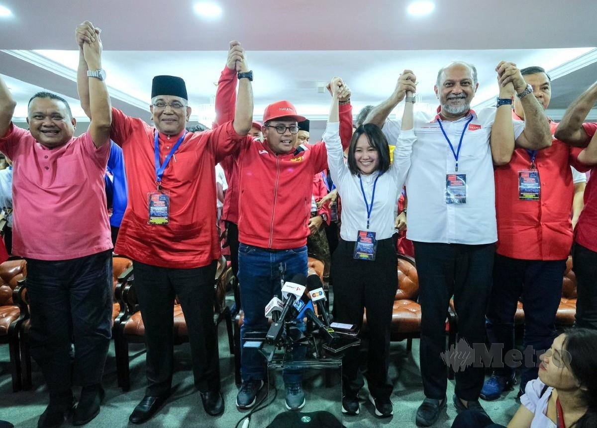 CALON Pakatan Harapan, Pang Sock Tao bersama barisan kepimpinan tertinggi PH meraikan kemenangan mereka pada PRK KKB. FOTO Eizairi Shamsudin