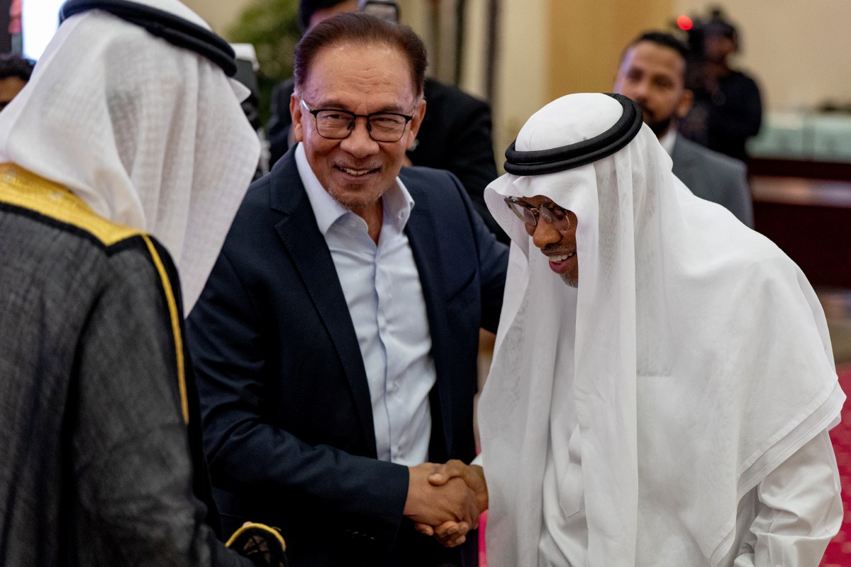 ANWAR menerima kunjungan hormat Dr. Muhammad Sulaiman Al Jasser, Presiden Islamic Development Bank (IsDB) di Jeddah, pada 23 Mac 2023. FOTO Perdana Menteri.