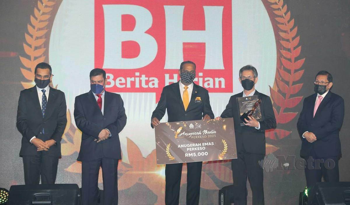 M SARAVANAN (tengah) menyampaikan Anugerah Emas Perkeso kepada Pengarang Berita Harian, Datuk Saidon Idris pada Anugerah Media Perkeso 2021. FOTO Aswadi Alias