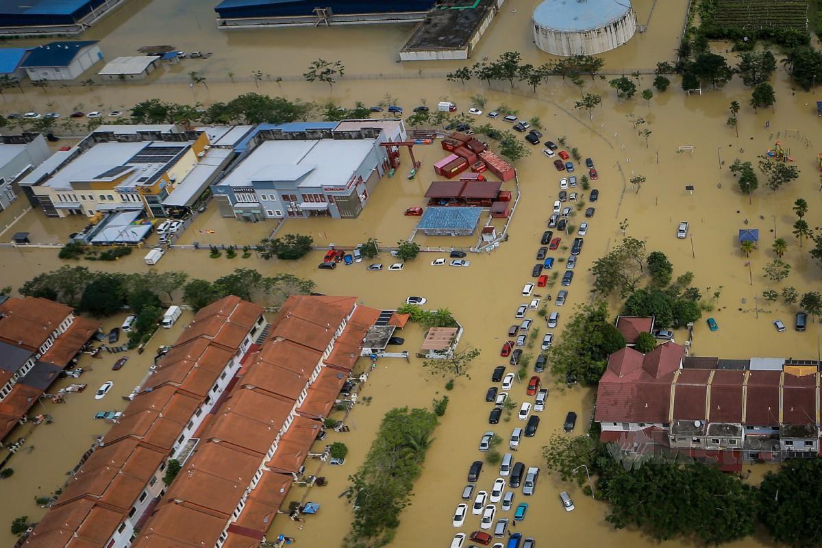 TINJAUAN dari udara bersama Unit Udara Polis Diraja Malaysia di kawasan terjejas banjir di Shah Alam, 19 Disember lalu. FOTO Asyraf Hamzah