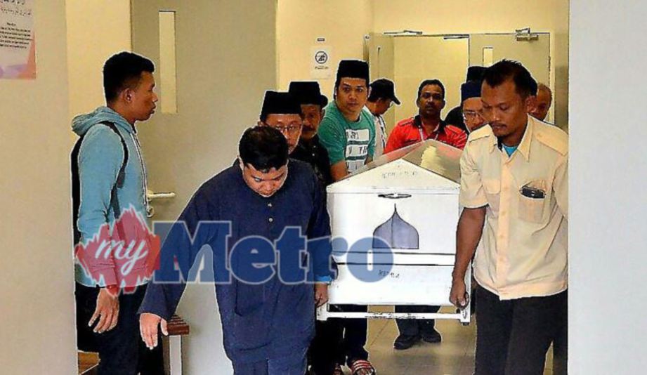 JEMAAH mengusung keluar jenazah Allahyarham Dr Wan Aminuddin Wan Ab Hamid dari Jabatan Forensik Shah Alam yang meninggal dunia selepas perarakkan Sambutan Maulidur Rasul Peringkat Negeri Selangor 2017 di Stadium Malawati. FOTO Faiz Anuar 