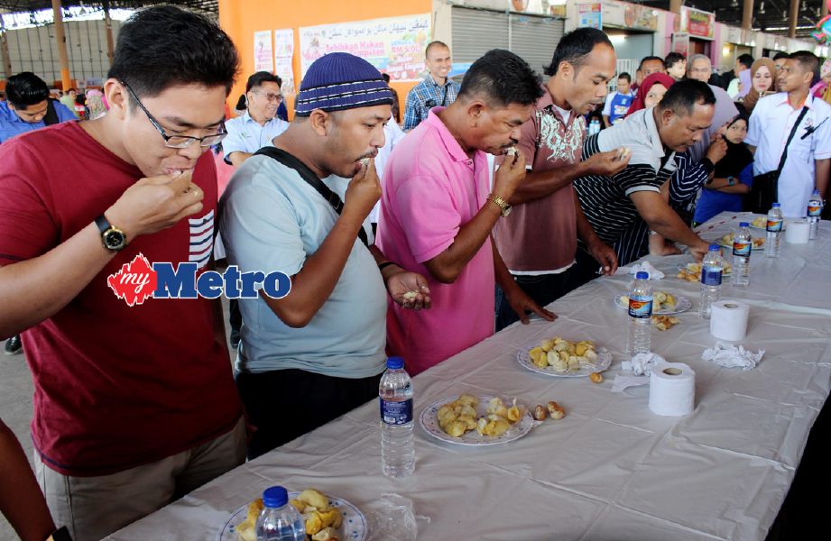 PERTANDINGAN makan durian sampai puas sempena Karnival MYBEST BUY di RTC Kelantan, Bandar Baru Tunjong, Kota Bharu, 23 September. FOTO Noik Abdullah Nik Omar 