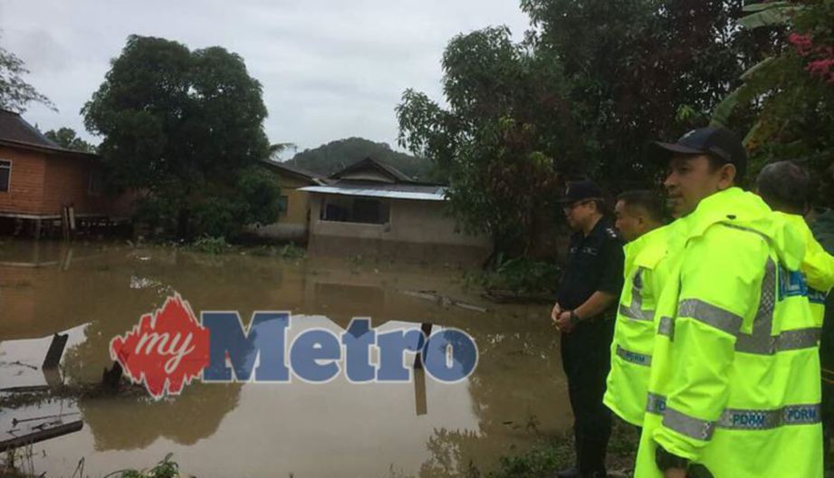 KETUA Polis Kuala Terengganu, Asisten Komisioner Idris Abd Rafar meninjau kawasan di Kampung Binjai, Chendering yang dinaiki air berikutan ada antara penduduk enggan berpindah. FOTO Aslina Abu Bakar
