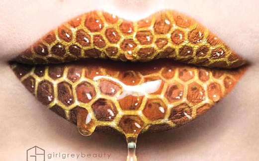 ANDREA menggunakan cecair gincu dan warna kalis air untuk mengubah bibirnya menjadi sarang lebah lengkap dengan titisan madu.