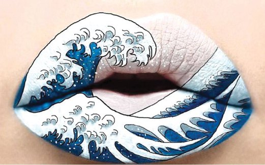LUKISAN bibir Andrea yang diilhamkan dari karya popular bertajuk The Great Wave Off  Kanagawa.
