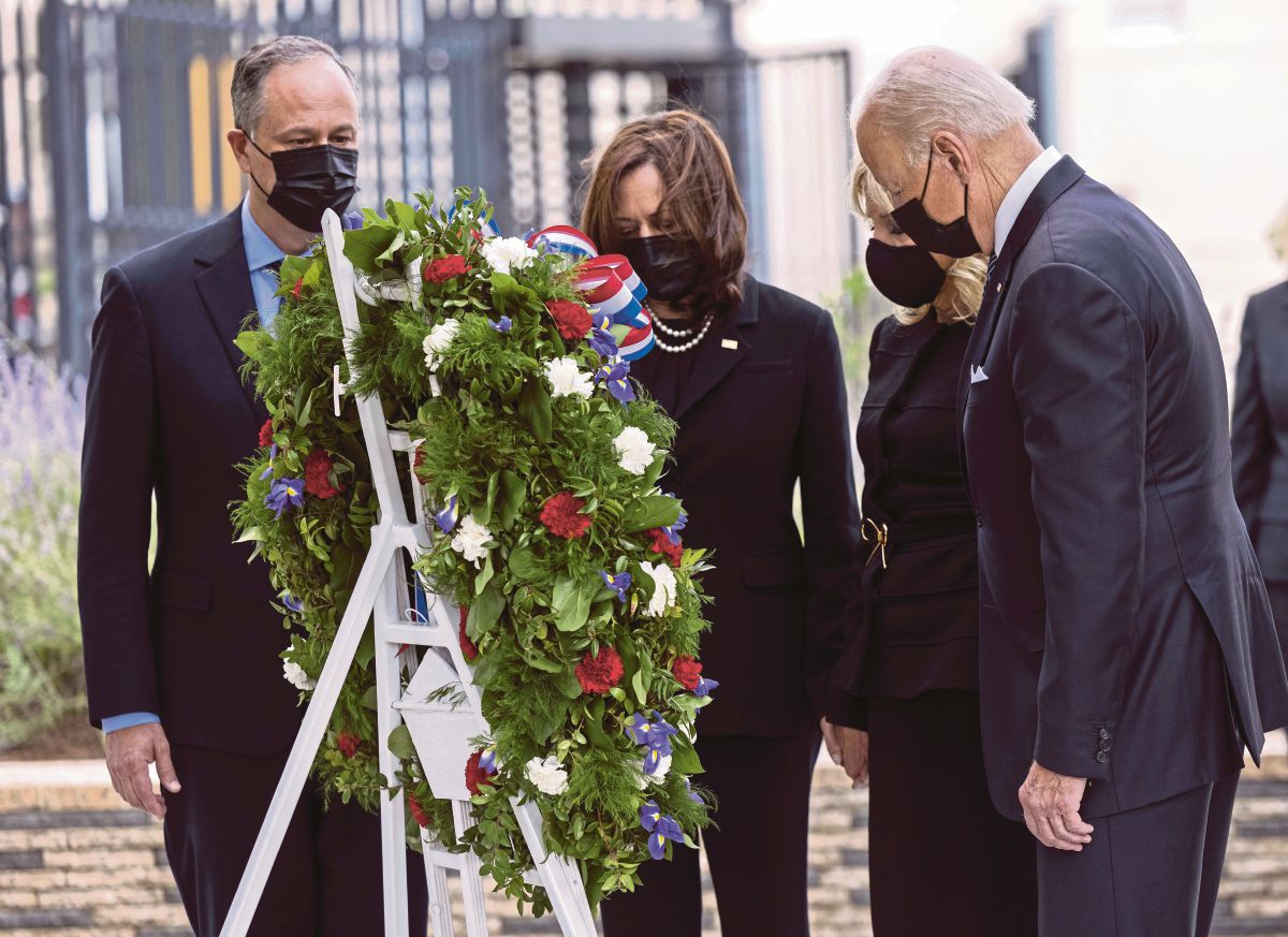(DARI kiri) Douglas Emhoff, Kamala Harris, Jill Biden dan Joe Biden ketika upacara di Pentagon. FOTO AFP 
