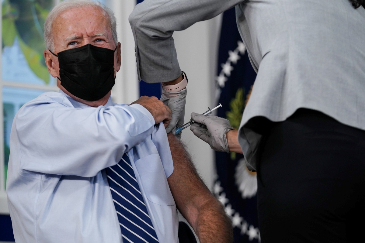 JOE Biden ketika menerima suntikan dos penggalak vaksin Covid-19 Pfizer. FOTO EPA 