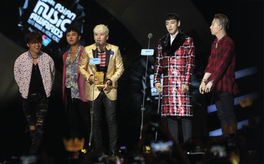 BIGBANG menerima anugerah utama Artis Terbaik.
